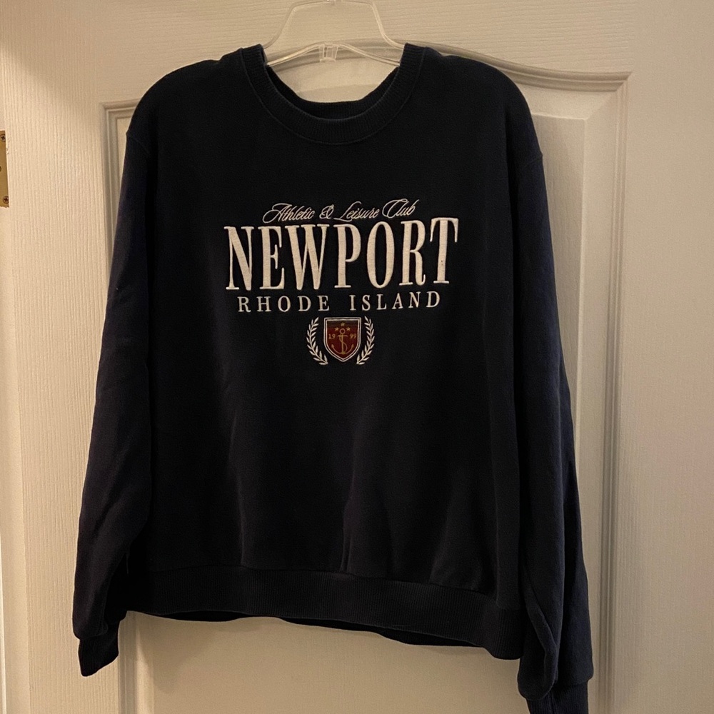 Hollister sweatshirt Navy Blue embroidered graphic Newport RI size medium 💙